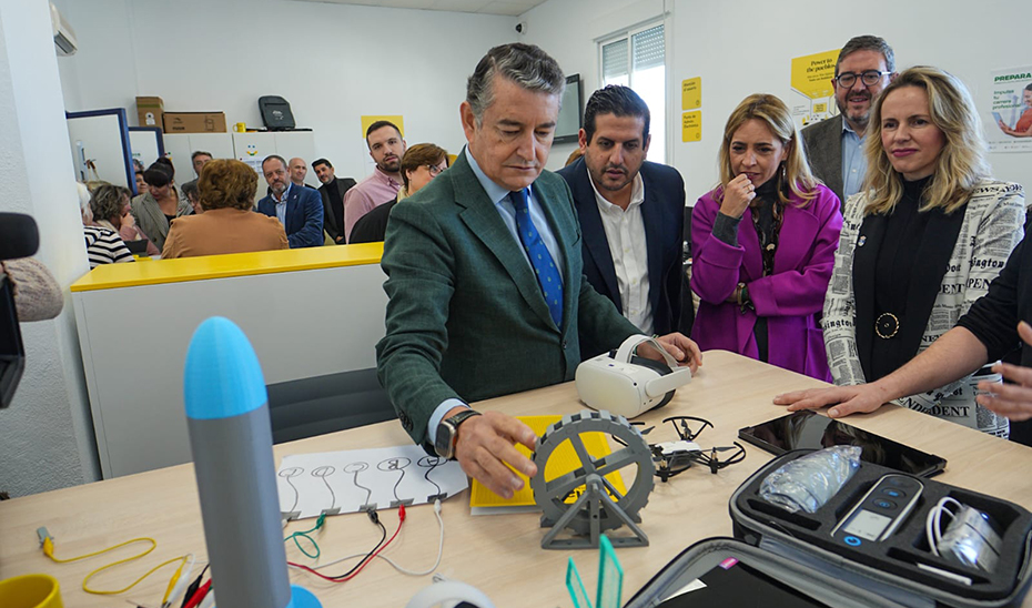 El consejero, durante la inauguración de un nuevo Punto Vuela en la localidad gaditana de Prado del Rey.